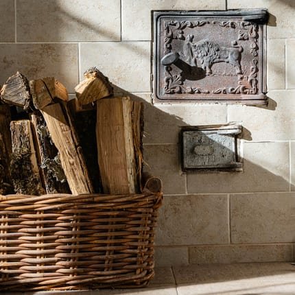 Brennholz Eiche 25 cm 1 RM 500 kg Heizwert: ≥ 4,2 kWh/kg Asche: ≤ 0,5% Heizwert: ≥ 4,2 kWh/kg Asche: ≤ 0,5%